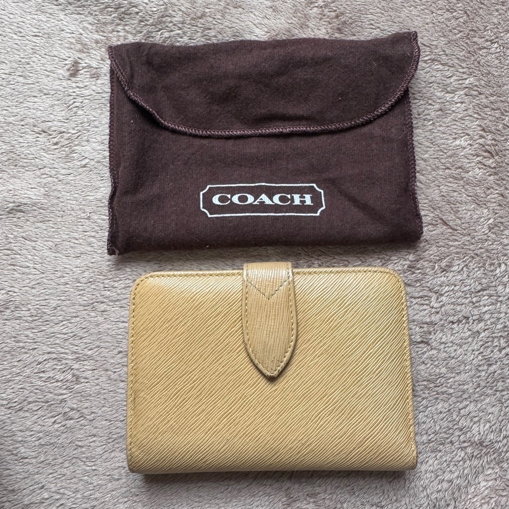 Vintage Coach Gramercy Continental Kisslock Wallet (7099) in Camel Yellow